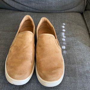 9 1/2 slip on UGGs